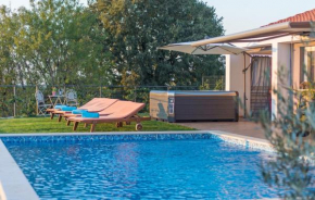 Modern Villa di Rovigno with Pool, Hot Tub and Sea View